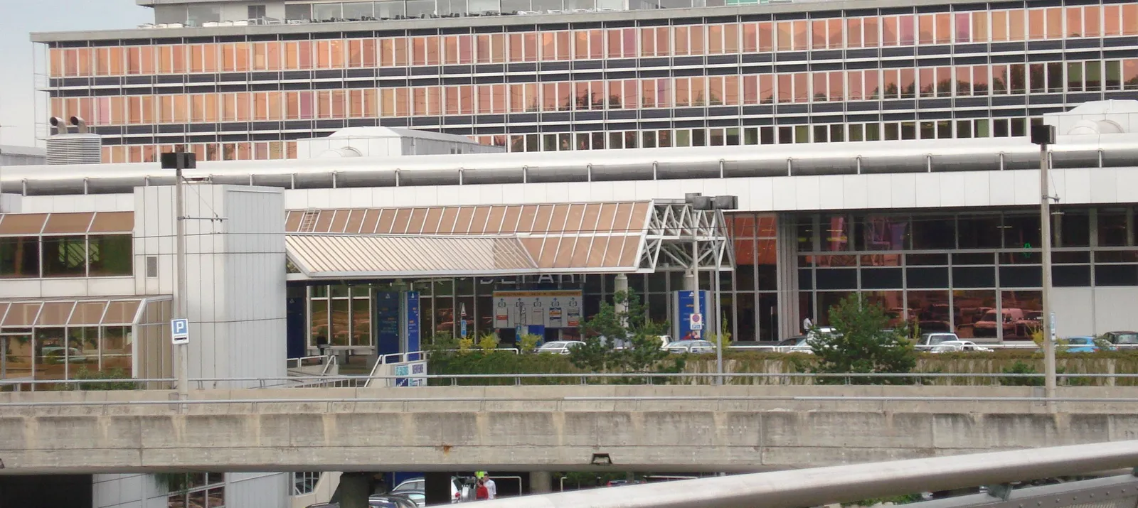 Façade d'un terminal de l'aéroport de Genève par temps couvert