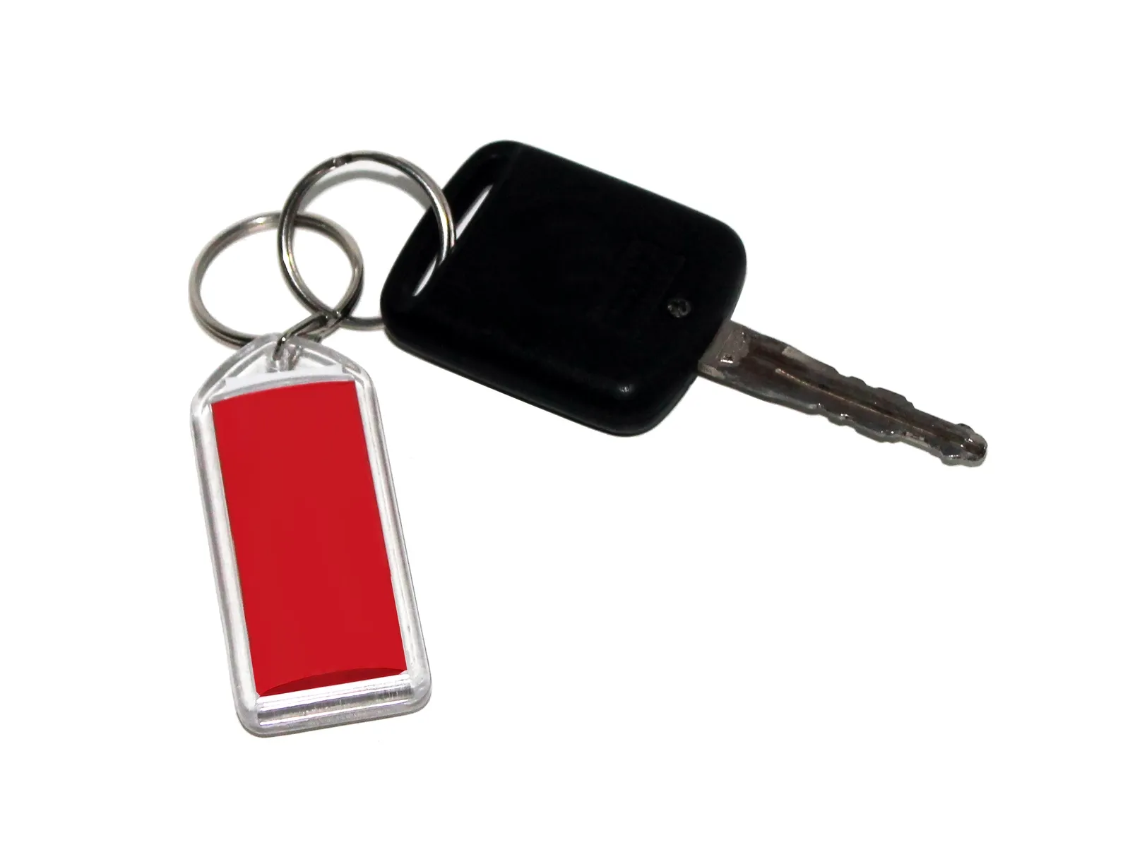 Clé de voiture et porte-clés rouge sur fond blanc