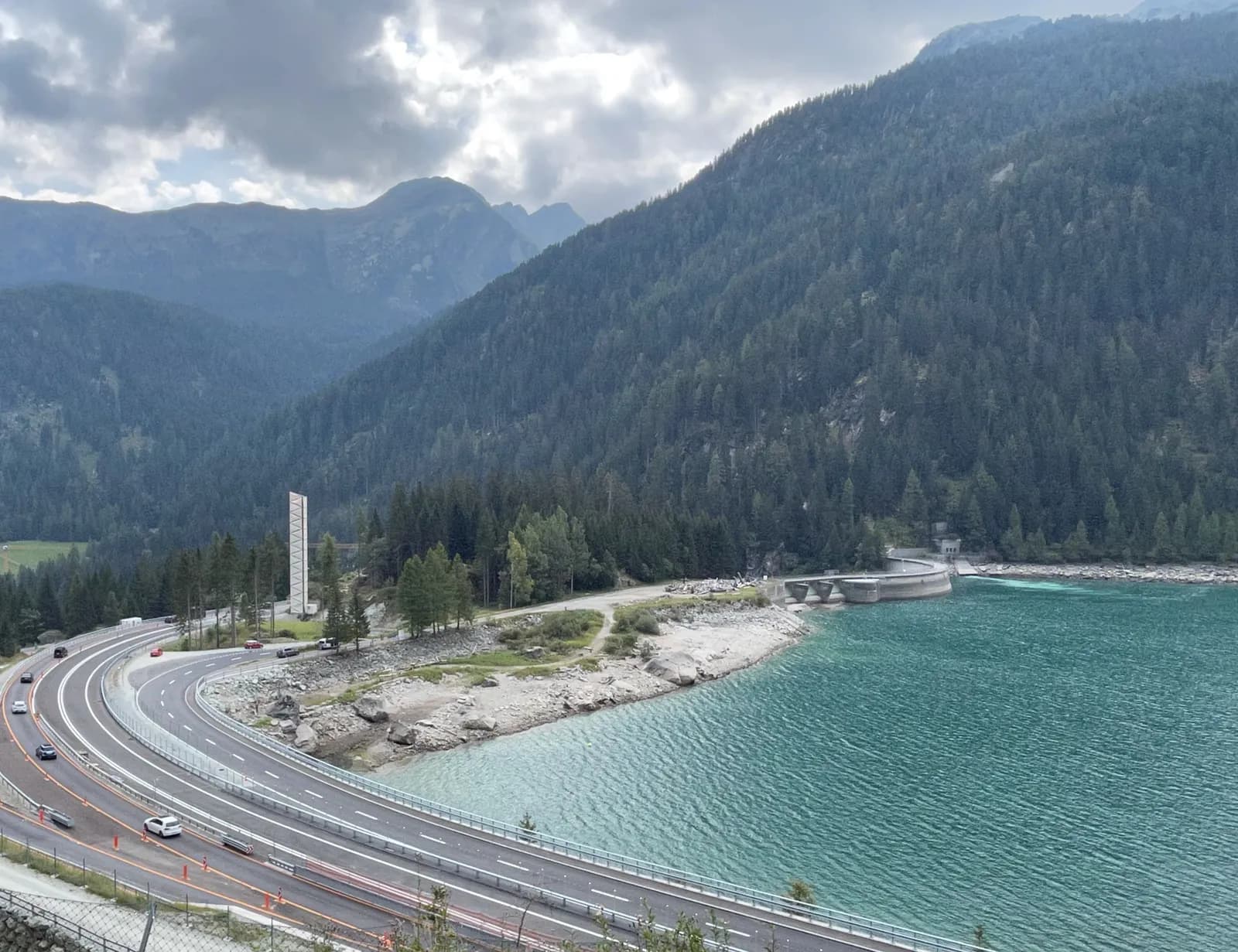 Autoroute A13 longeant le lac de Sufers, forêts et montagnes des Grisons