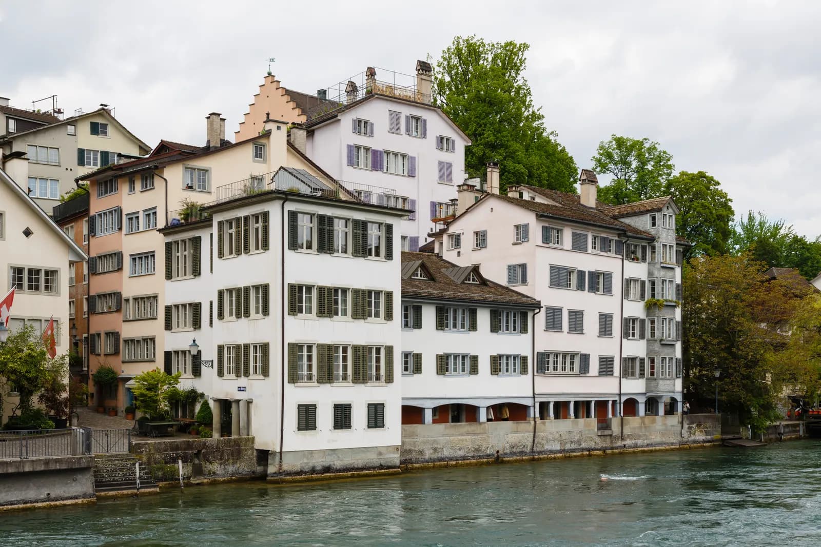 Maisons d'habitation au bord de la Limmat, dans la vieille ville de Zurich